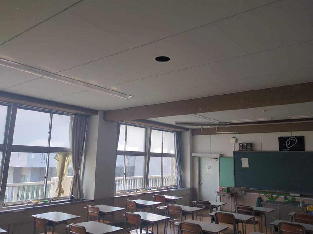 南棟2階　第1美術室　スピーカー開口状況