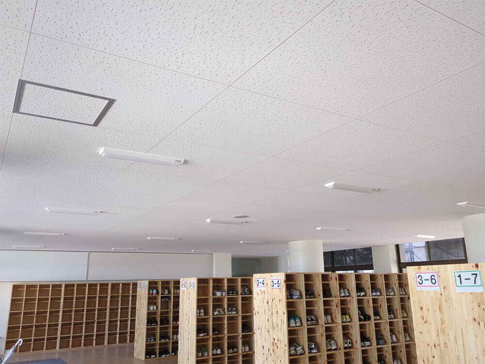 渡廊下棟②1階　昇降口　機器取付状況